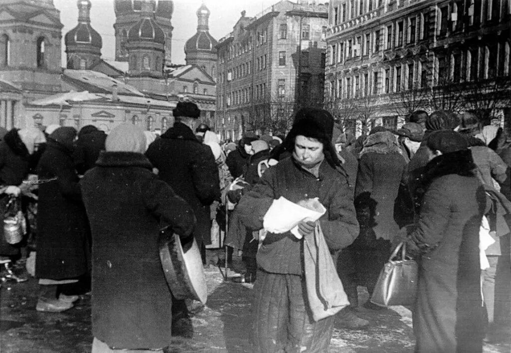 Голод во время блокады. Блокадный Ленинград зима 1942. Сандружинницы блокадного Ленинграда.