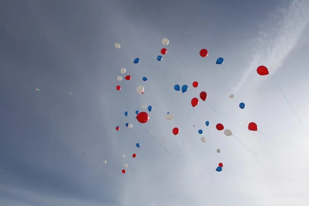 Воздушный шар. Белые воздушные шары в небе. Выпускники выпускают шары в небо. Выпустить в небо. Выпустить в небо.