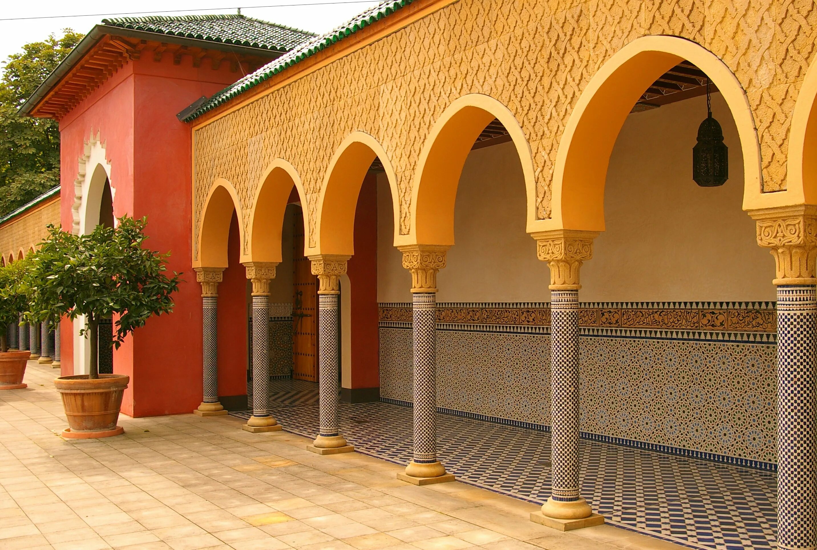 Восточная улица купить. Мавританская архитектура Марокко. Марокко мавританские арки архитектура. Мавританский стиль в архитектуре Марокко. Здания в мавританском стиле в Марокко.