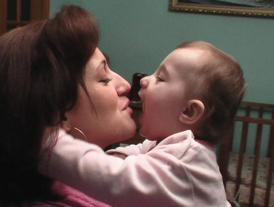 Дочь любит лизать. Мом son Kiss. Поцелуй сына. Дети поцелуй с языком. Поцелуй с мамой с языком.
