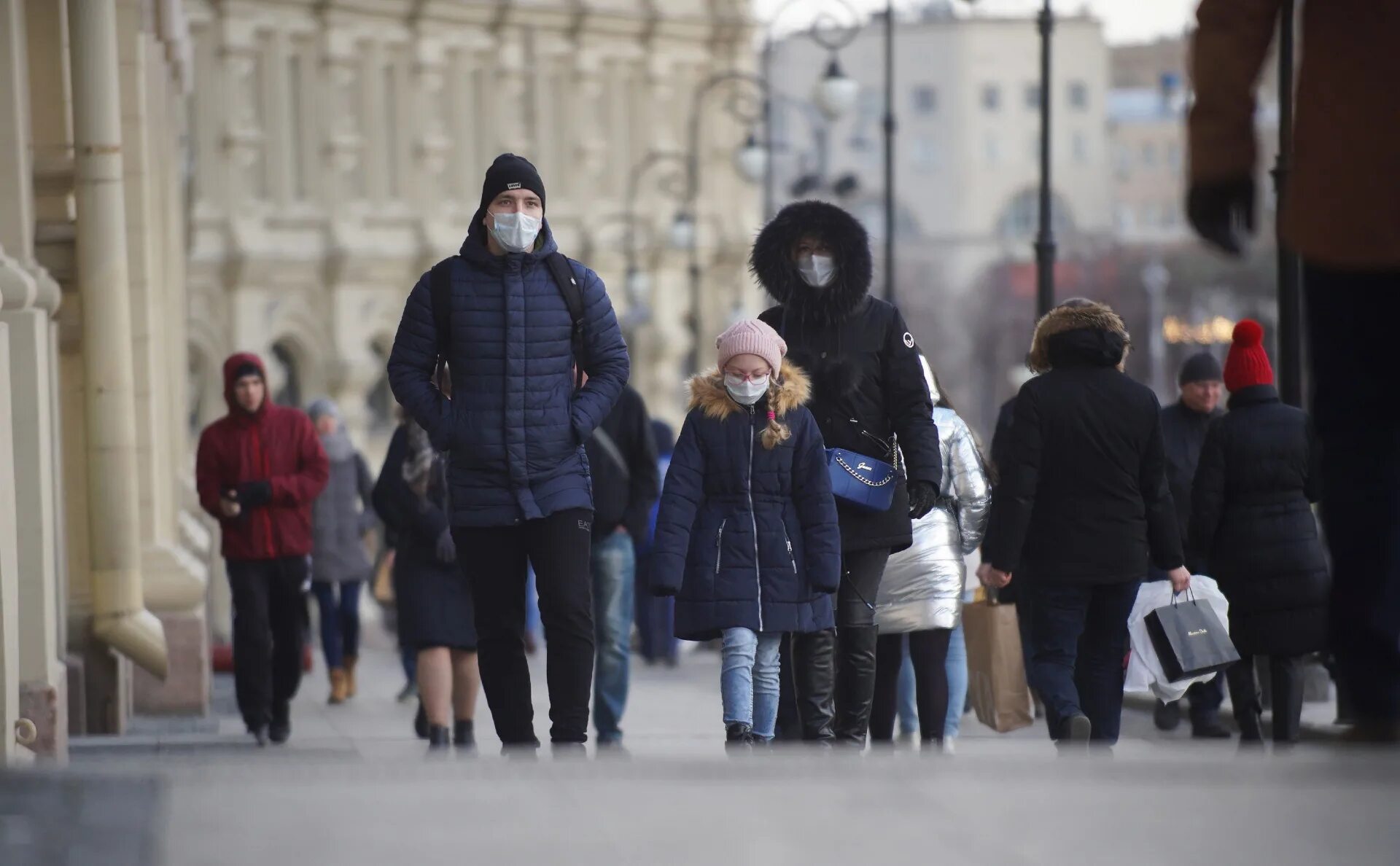 Москва люди. Ограничения в Москве. Люди идут Москва. Прогулка в маске. Почему нара ходит в маске