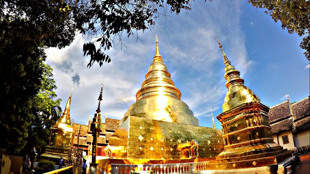 Внутри буда. Храм ват Пхра Сингх (wat Phra Singh). Чиангмай. Храм ват Пхра Нанг Санг внутри. Чиангмай центр города.