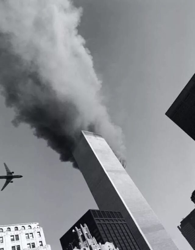 Какой самолет врезался в башни. Рейс 11 american airlines 11 сентября 2001 года. 11 сентября 2001 башни и самолёт. башни близнецы 11 сентября самолет.
