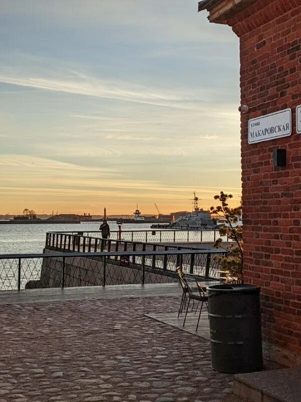 Кронштадт экспресс. Кронштадт город морской славы. Аптека на ленина 8. Метеор санкт-петербург петергоф. Трамвай в кронштадте.