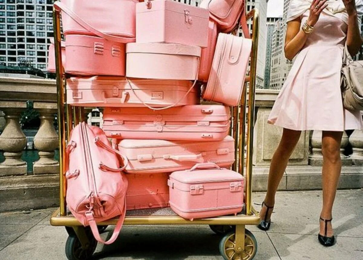 Самые необходимые покупки. Большие чемоданы. Красивый чемодан. Женщина с чемоданом. Женщина с кучей чемоданов.