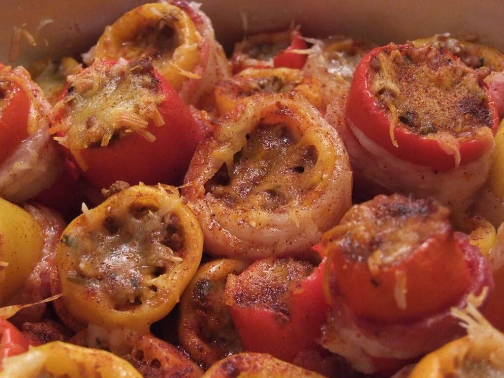 Перец в духовке запеченный. Фаршированные перцы с фаршем. Болгарский разрезан пополам перец. Как приготовить фаршированный перец в духовке. Перец болгарский запеченный в духовке.