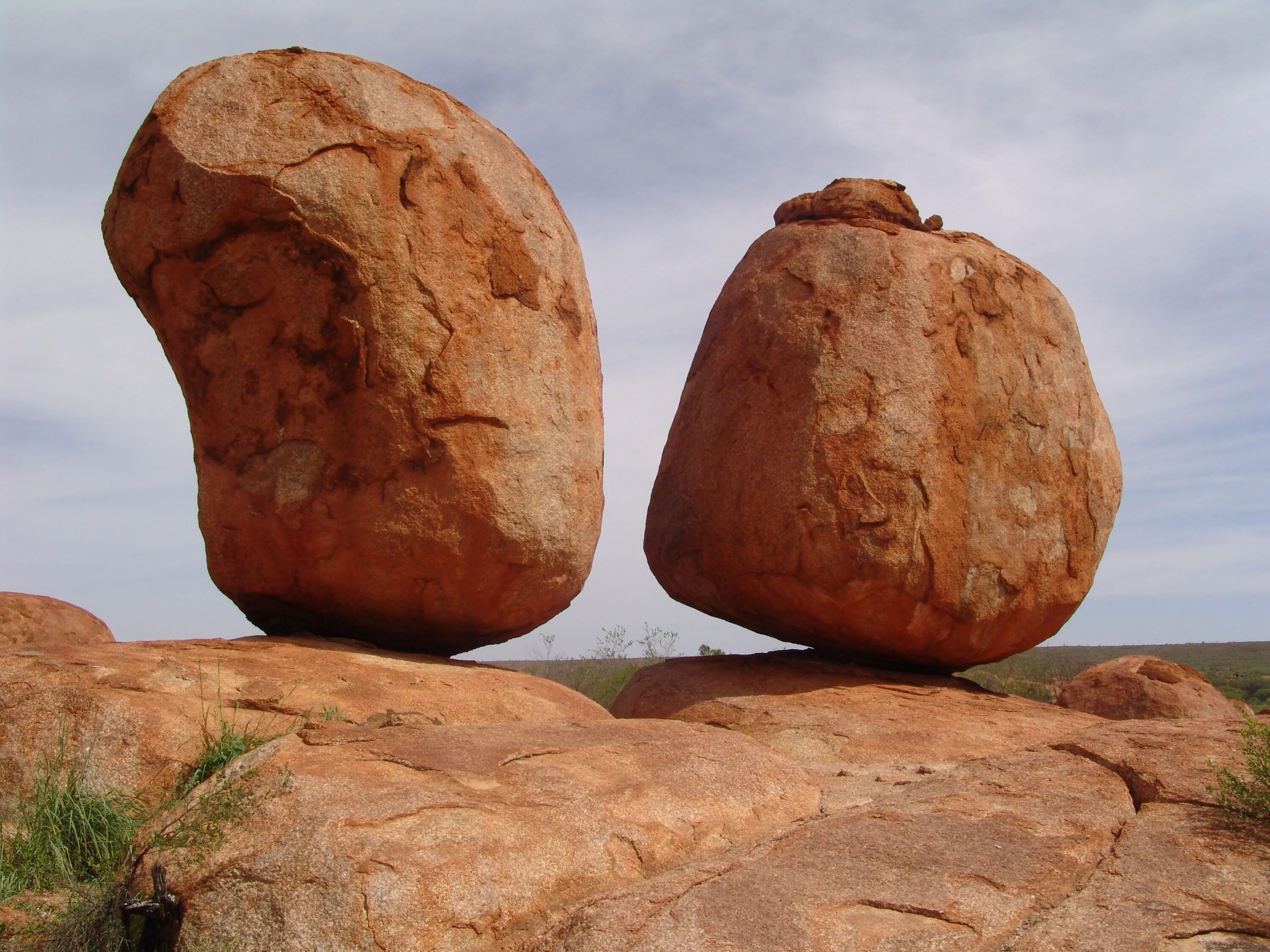 Two stone. Дьявольские камни в Австралии. Два камня. Два больших камня. Огромный камень.