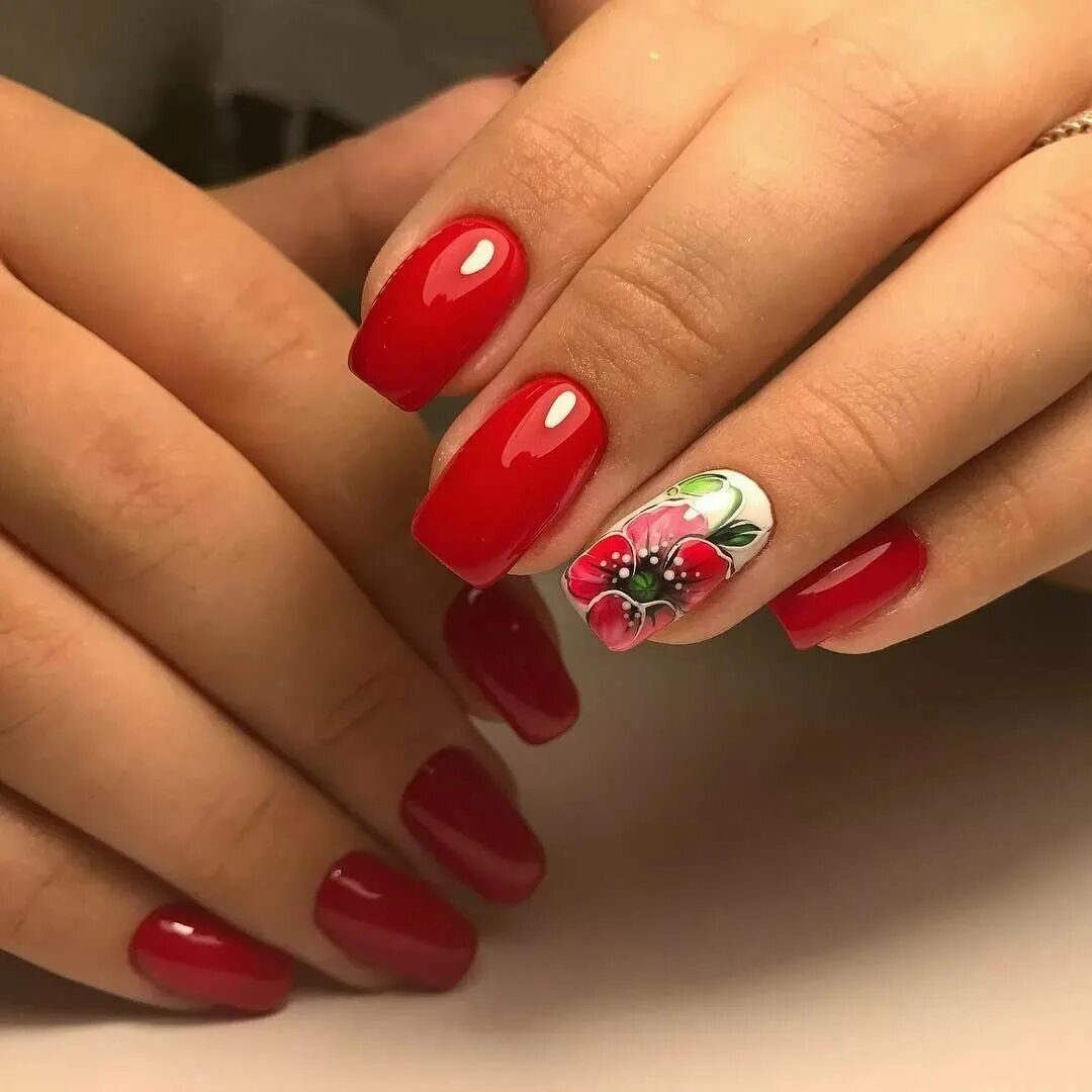 маникюр с манги на ногтях. гель лак маникюр с маками. маникюр красный с цветами. красивый красный маникюр. красный маникюр с цветами.