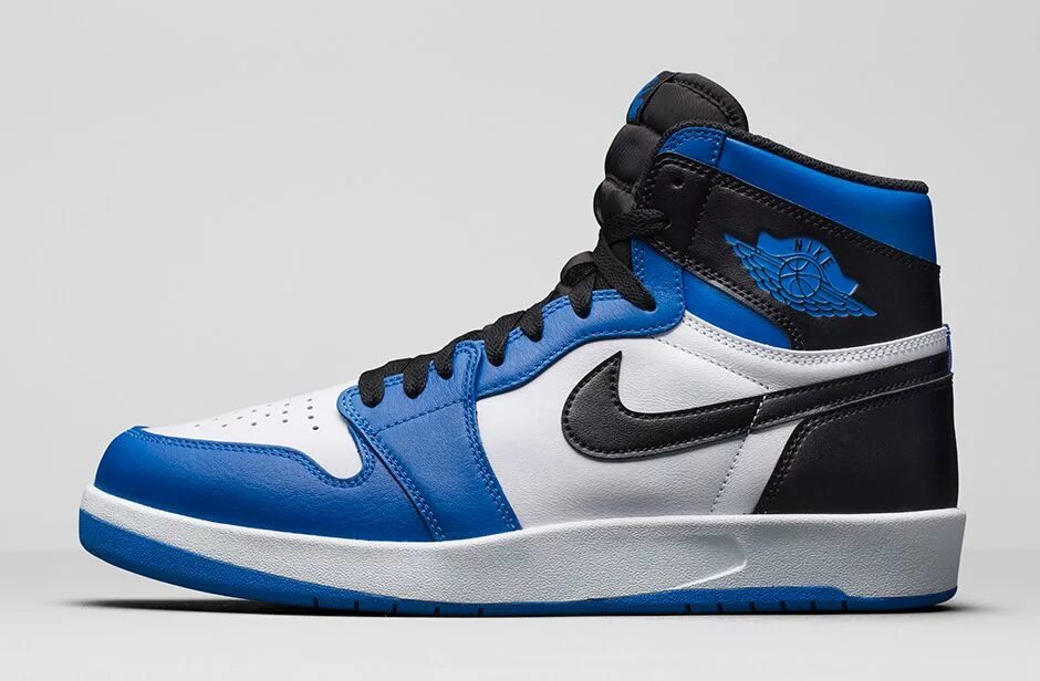 Черно синие найки. Nike Air Jordan 1 Blue White. Nike Air Jordan 1 голубые. Nike Air Jordan 1 High Blue. Найк АИР джорданы 1 Блу.