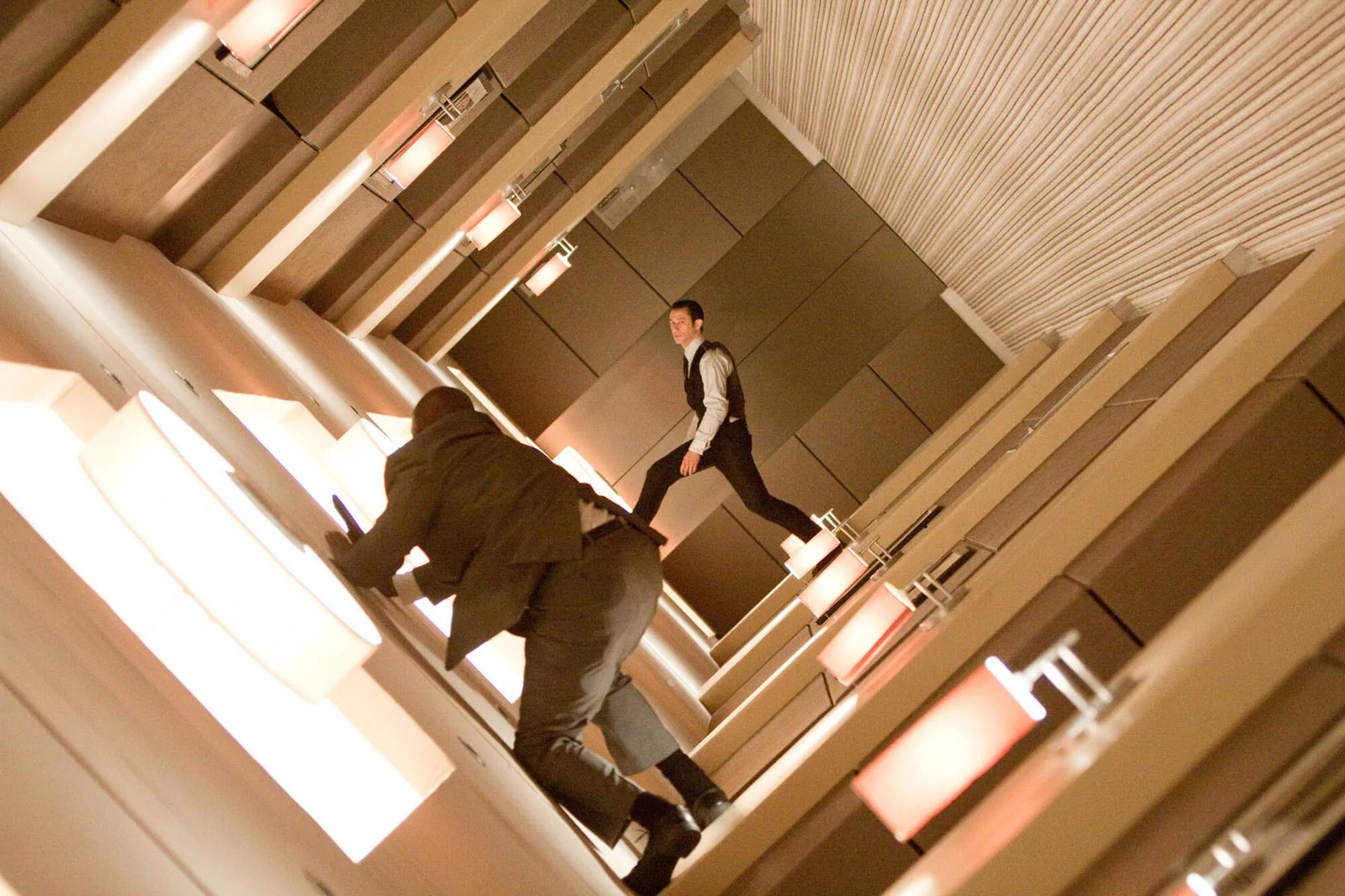 Сколько лет пространству. Начало Inception 2010. Начало Кристофер Нолан. Начало (2010) Нолана. Кристофер Нолан и Леонардо ди Каприо.