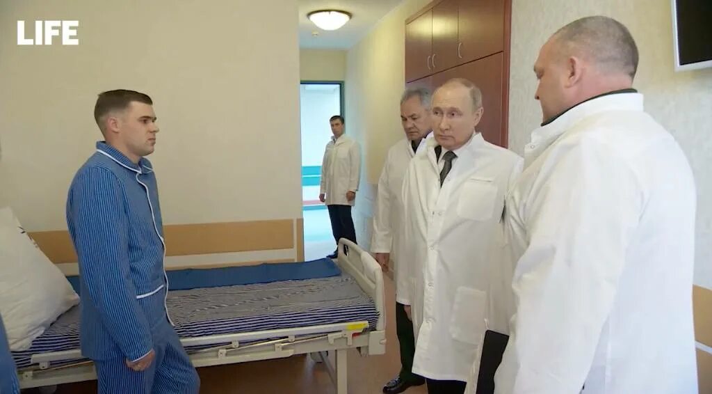 Время посещения госпиталь. Путин в госпитале мандрыка. путин посетил военный госпиталь. путин посетил госпиталь мандрыка. путин посетил раненых в госпитале.