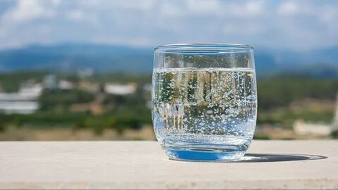 Proč je důležité pít vodu na lačný žaludek a jak to dělat správně
