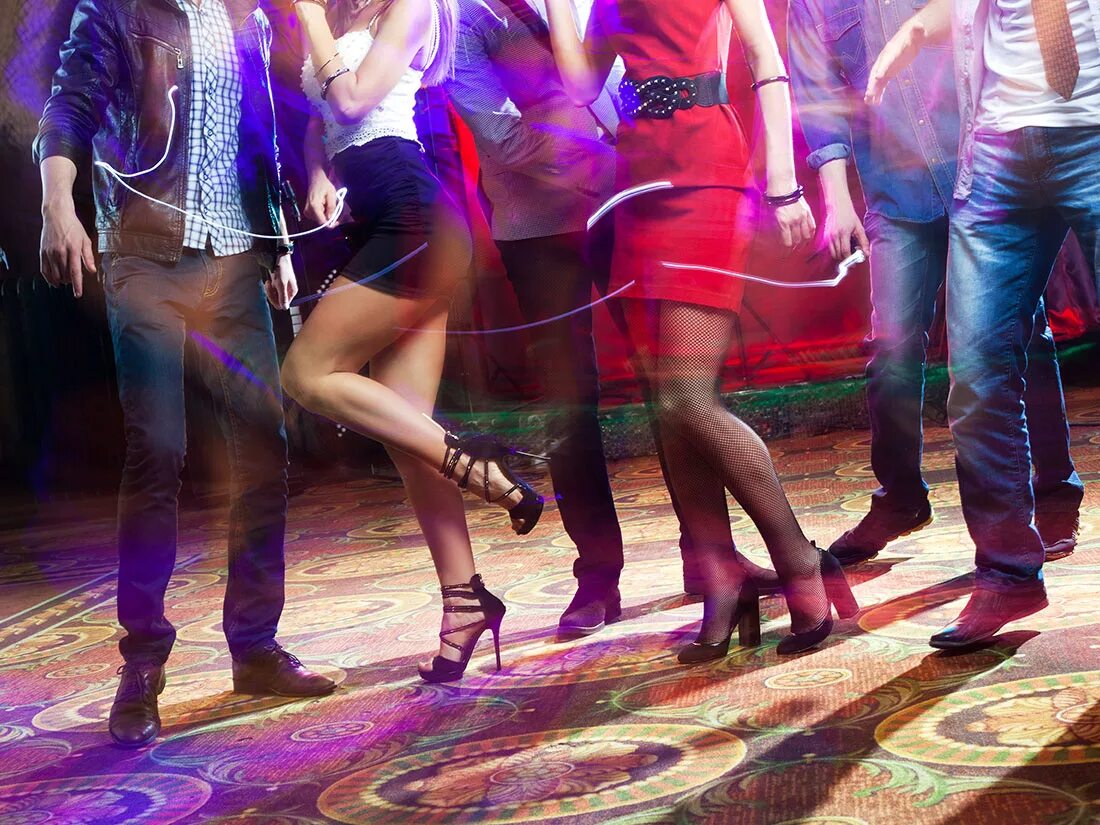 Танец где танцуют ногами. Танцы в клубе. Девушка танцует на дискотеке. Девчонки в клубе. Девушки танцуют в кафе.