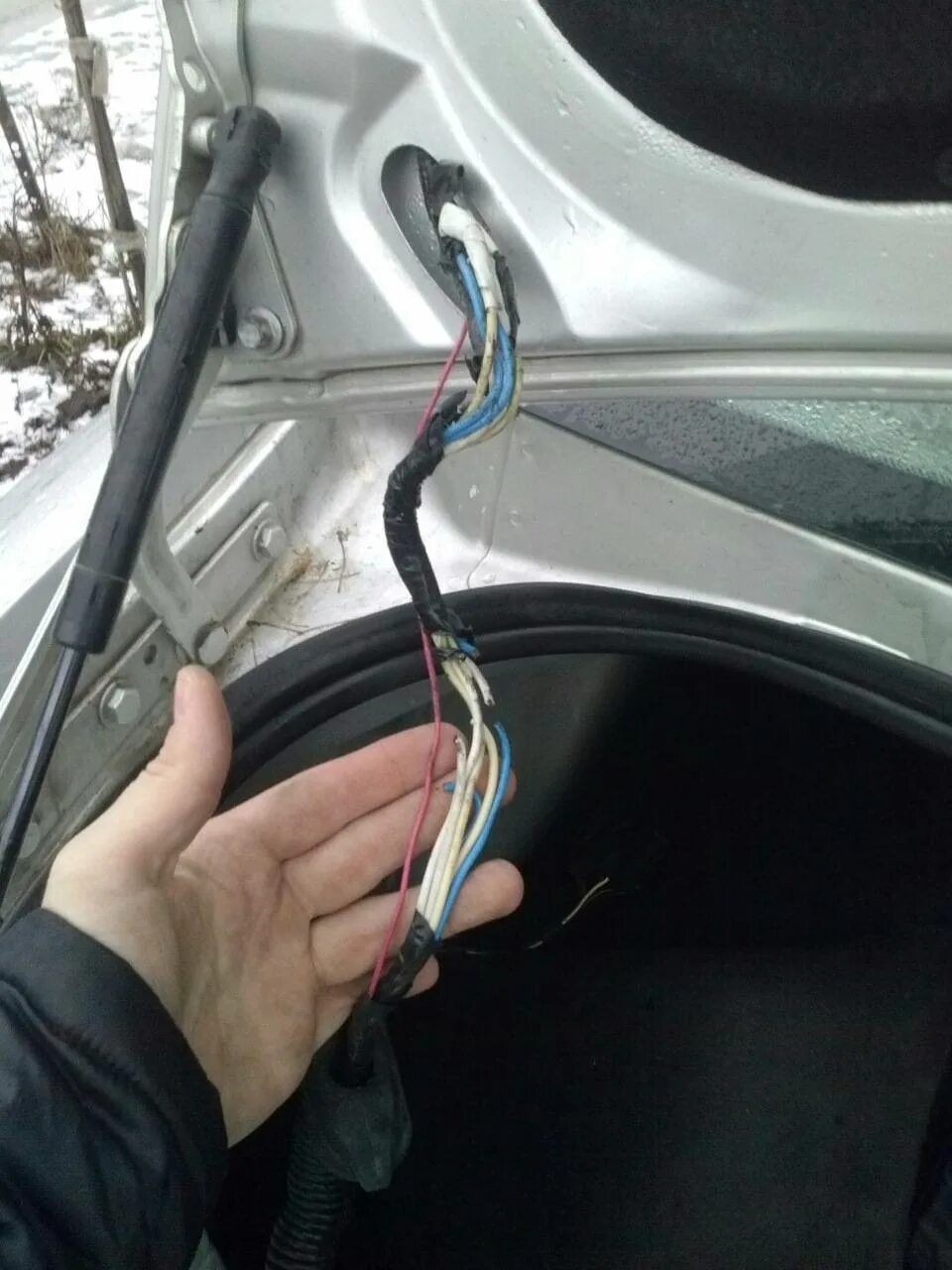 Открытый багажник форд фокус 2 седан. Форд фокус 2 не открывается багажник. Форд фокус 2 рестайлинг не открывается багажник. Аварийное открывание багажника форд фокус 2. Форд фокус 2 рестайлинг не открывается багажник.