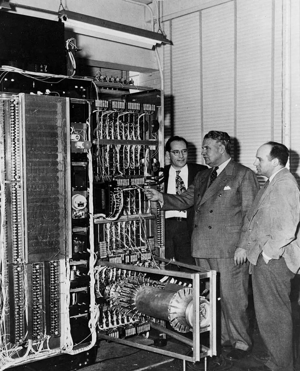 Что делал первый компьютер. Eniac 1. ЭВМ Eniac. UNIVAC компьютер. Первый компьютер.
