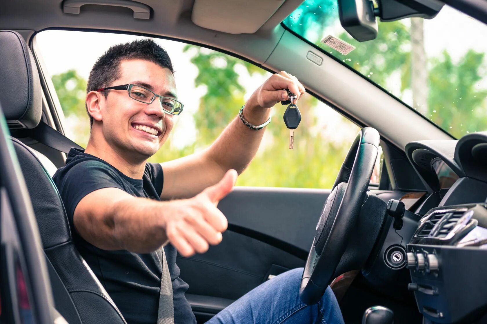 Im driving a car. Вождение автомобиля. Человек в машине за рулем. Мужчина за рулем. Водитель.