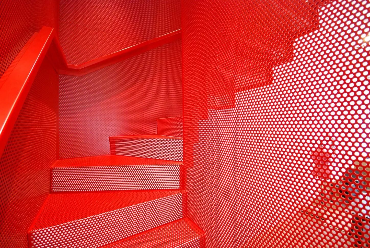 Red step. Красная лестница. Красные ступеньки. Пластиковая лестница. Ступени красных оттенков.