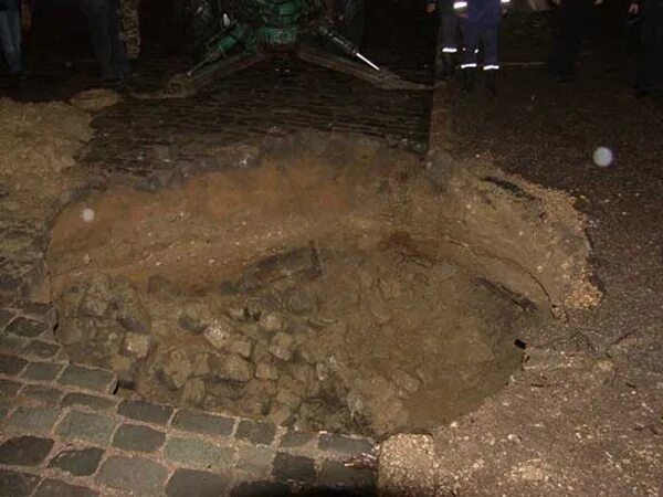 Движение яма. Яма 1.5 метра. севастополь дорога провалилась. древняя разбитая брусчатая дорога с проплешинами.