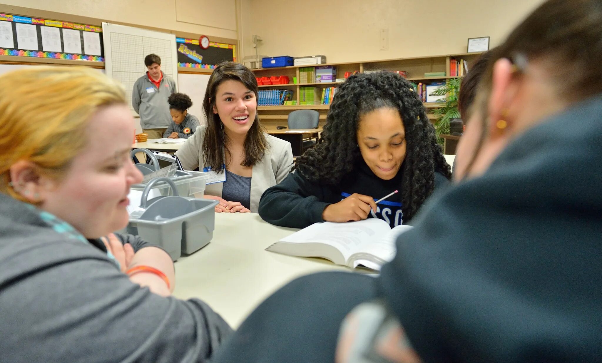 Ученик за партой. Радостные подростки. Егэ общага. Современные друзья. Типичный американский школьник.