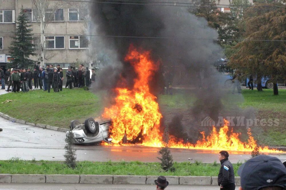 7 апрель революция кыргызстана. 7 апреля 2010 беспорядки в киргизии. 7 апреля 2010 года. апрельская революция в киргизии. апрельская революция в кыргызстане 2010 г.