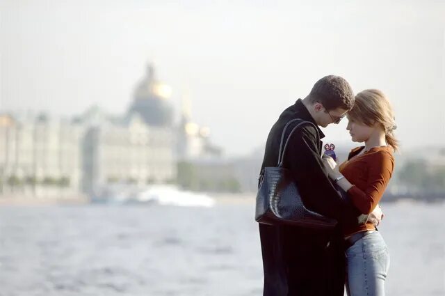 Влюбленные в Питере. Двое в Питере. Питер день влюбленных. Фотосессия в Питере весной пара. Полет спб на двоих