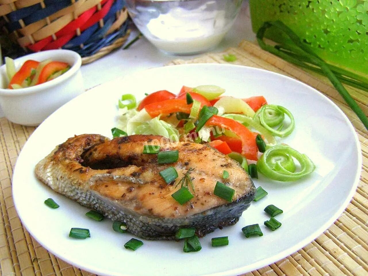 Как вкусно пожарить горбушу на сковороде. Рыба горбуша жареная. горбуша на сковороде. горбуша жареная на сковороде. стейки горбуши жареные.
