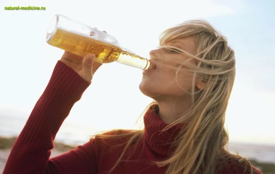 Женщины пьющие пиво. Девушка пьет пиво. Пьющая девушка пиво.