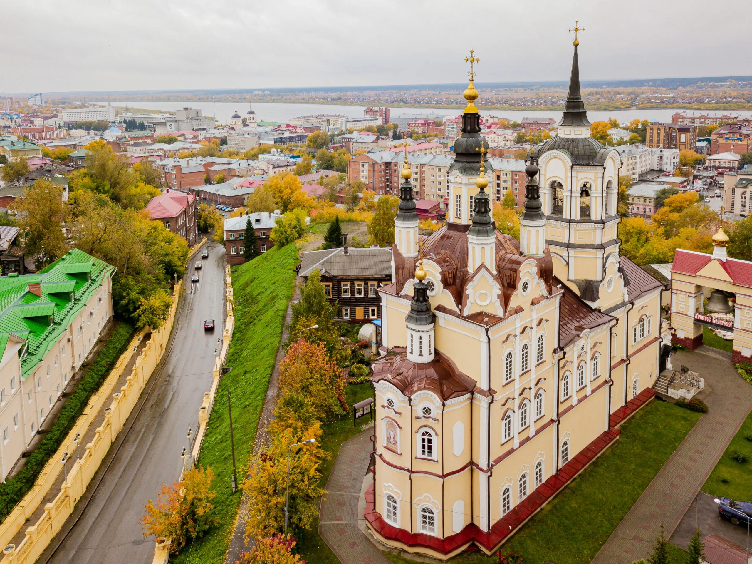 Томская область столица. Воскресенская Церковь Томск. Томск центр города. Воскресенская Церковь Томск сверху. Деревянный Воскресенский храм Томск.