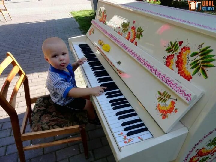 маленькое пианино. детское пианино hape. пианино для девочек. пианино в детском саду. пианино для детей.