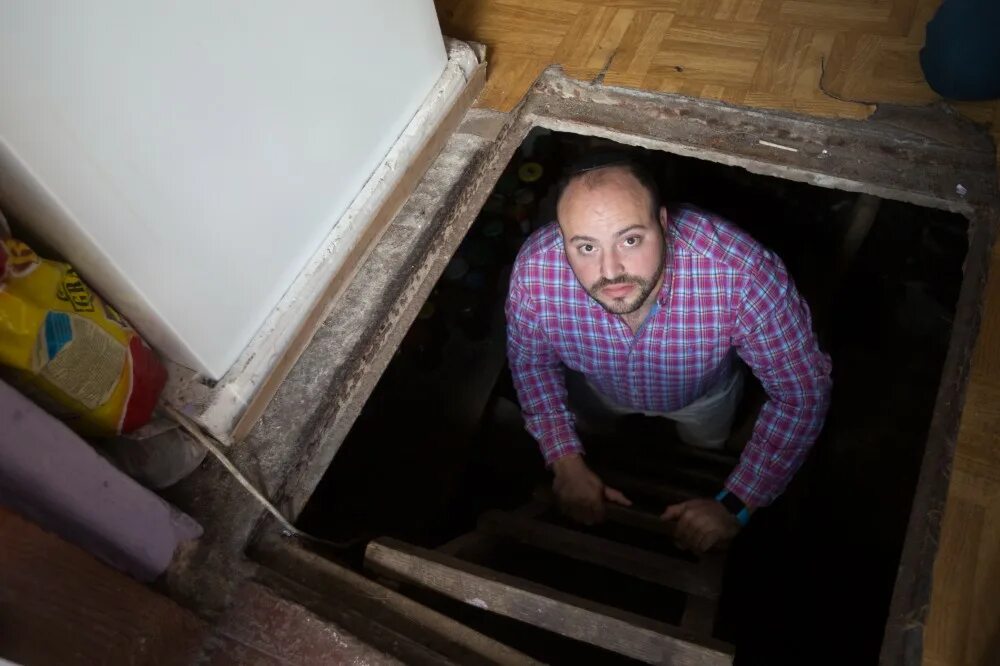 Подвал шуток. Люди прячутся в подвале.