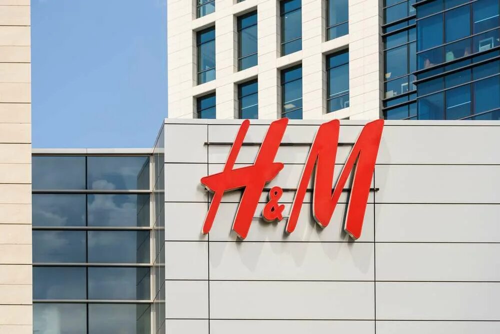 Second h. H&M hennes & Mauritz. Хеннес и Мауриц. H M вывеска. H&M компании Швеции.