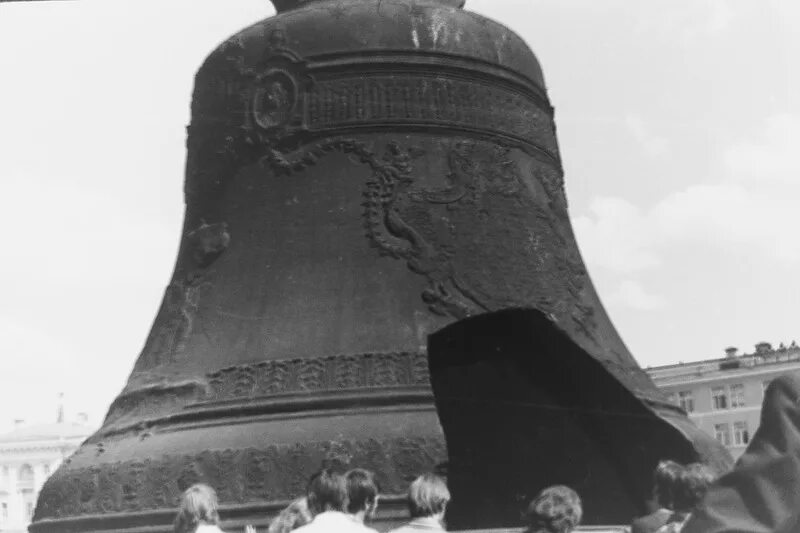 История создания царь. Царь колокол в москве отливка. царь колокол в литейной яме 1735 году. царь-колокол 1913 год. что отлито на и царь колоколе.