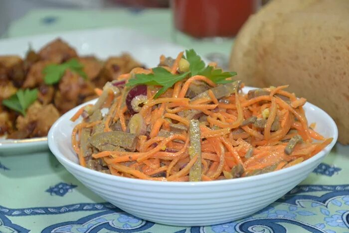 Салат печень жареная морковь. Салат с печенью говяжьей и морковью по-корейски. Салат с куриной печенью и морковью по-корейски. Салат с печенью и корейской морковью. Салат с морковью и луком.