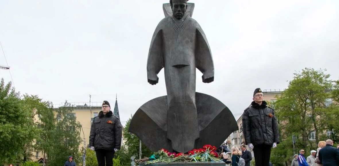 Юнг архангельск. Памятник Соловецким юнгам в Архангельске. Памятник юнгам Северного флота в Архангельске. Соловецкие Юнги памятник Архангельск. Архангельск 25 мая день памяти Соловецких Юнг.