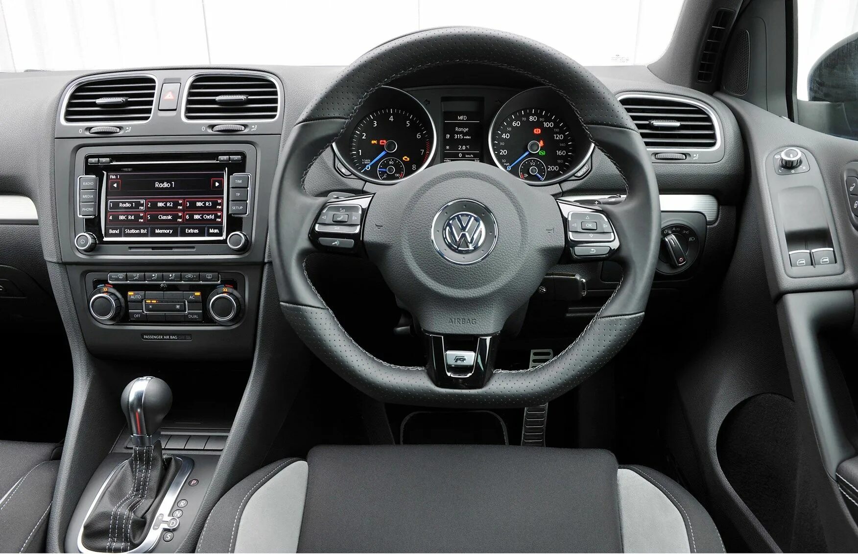 Замена volkswagen golf 6. VW Golf 6 r салон. Volkswagen Golf 6 Interior. Volkswagen Golf 6 салон. Golf 6 r Interior.