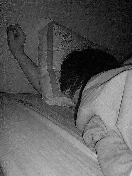 Девушка в кровати ночью. Спящего 14 летнего
