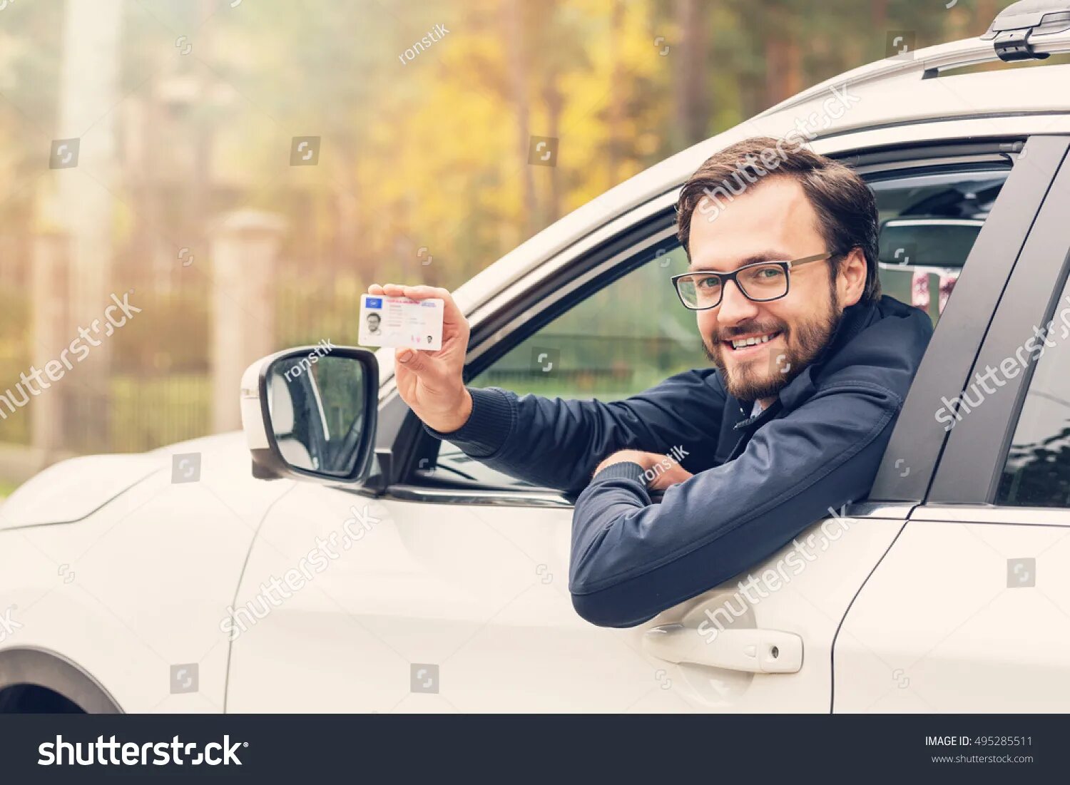 Машины наскар 2022. Мужчина в авто. Водитель и автомобиль. Мужчина выходит из машины. Человек в машине.