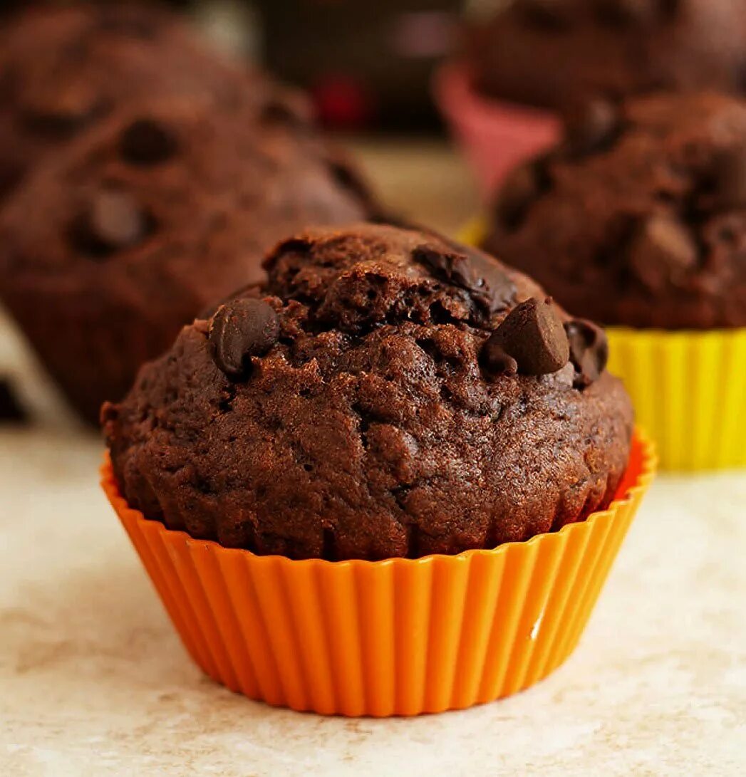 кекс. шоколадные маффины спар. маффины. кексики в силиконовых формочках с какао. шоколадные кексы в силиконовых формочках.