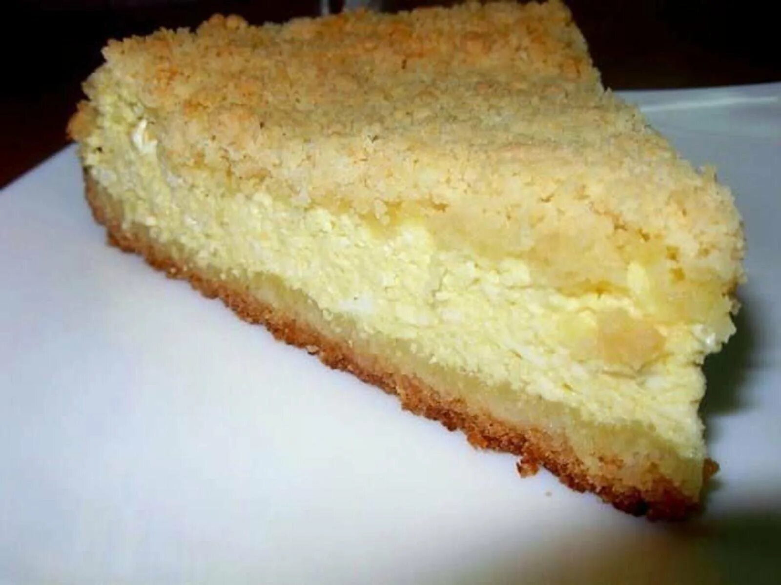 Пирог творожник из творога. Тертый пирог с творогом очень вкусный нежный и быстрый. Тертый песочный пирог с творогом. Песочный творожный пирог. Пирог с творогом с ятым тестом.