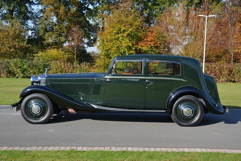 Classic roll. Rolls-Royce Phantom II 1934. 1934 Rolls-Royce Phantom II Sports Saloon by James young. 1934 Rolls-Royce Phantom II Touring Saloon by Park Ward. Rolls Royce Phantom 1934 синий.