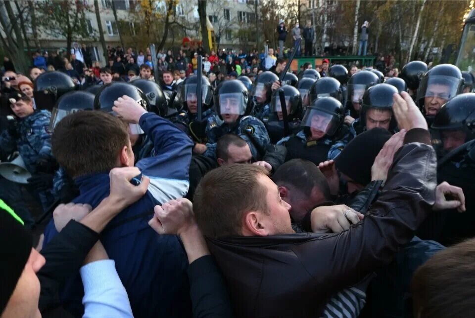 Мигранты митинги. Бунт Бирюлево Западное. Беспорядки в Бирюлево 2013. Погромы в Бирюлево 13 октября 2013. Беспорядки в Западном Бирюлёво.