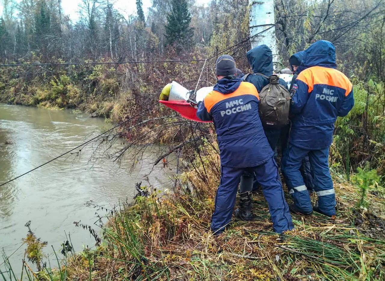 Спасательная операция завершена. Спасатели спасатели на болоте. Спасательная операция.