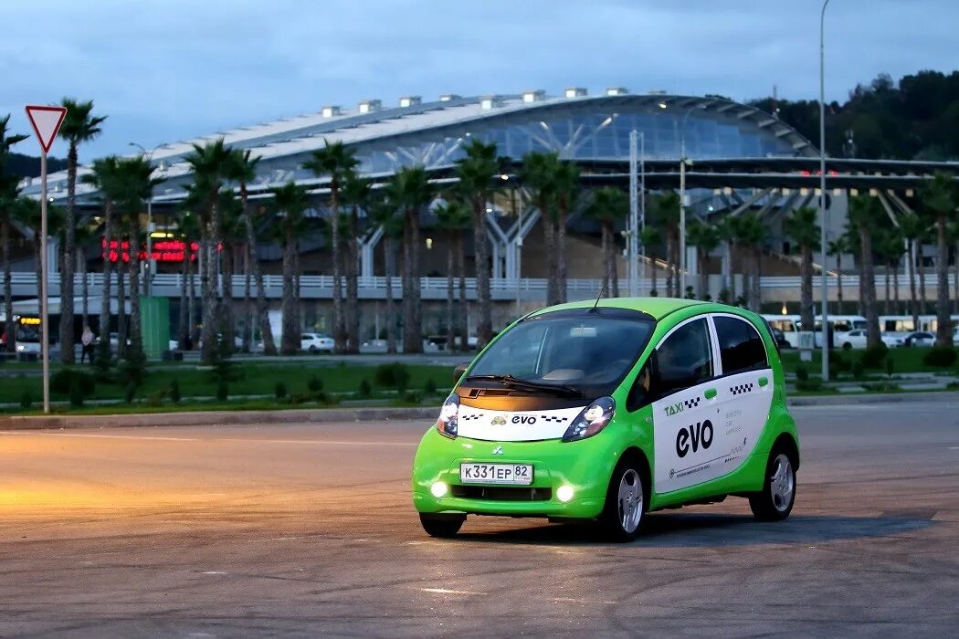 Электромобиль душанбе. Mitsubishi i MIEV Taxi. Электротакси Сочи. Электрокар Сочи Олимпийский парк. Олимпийский парк Сочи электрокары.