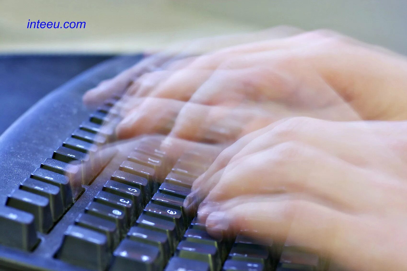 Стучит компьютер. Уставший за компьютером. Нельзя компьютер. Удар по компу. Программист в гневе.