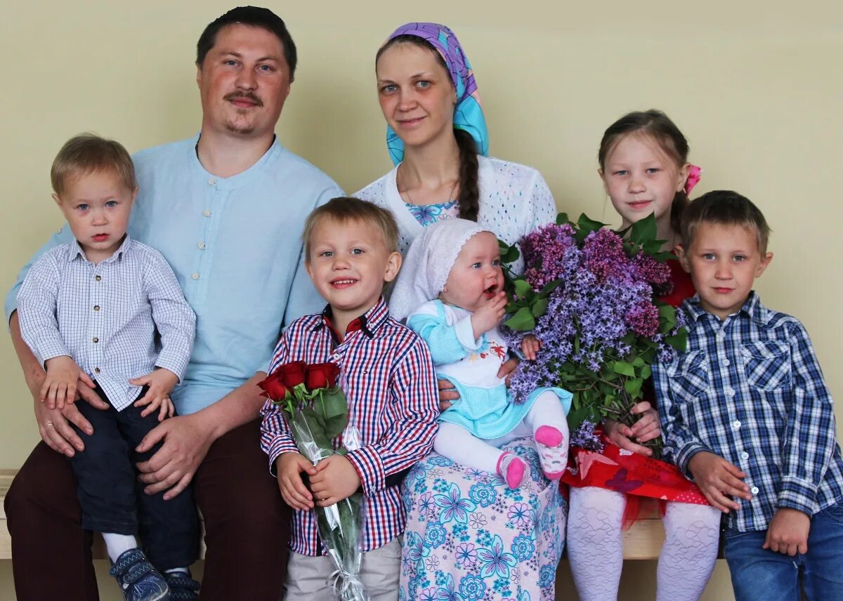 Многодетный опекун. Многодетная семья. Многодетные семьи Саратовской области. Многодетная семья в России. Конкурс семья года.