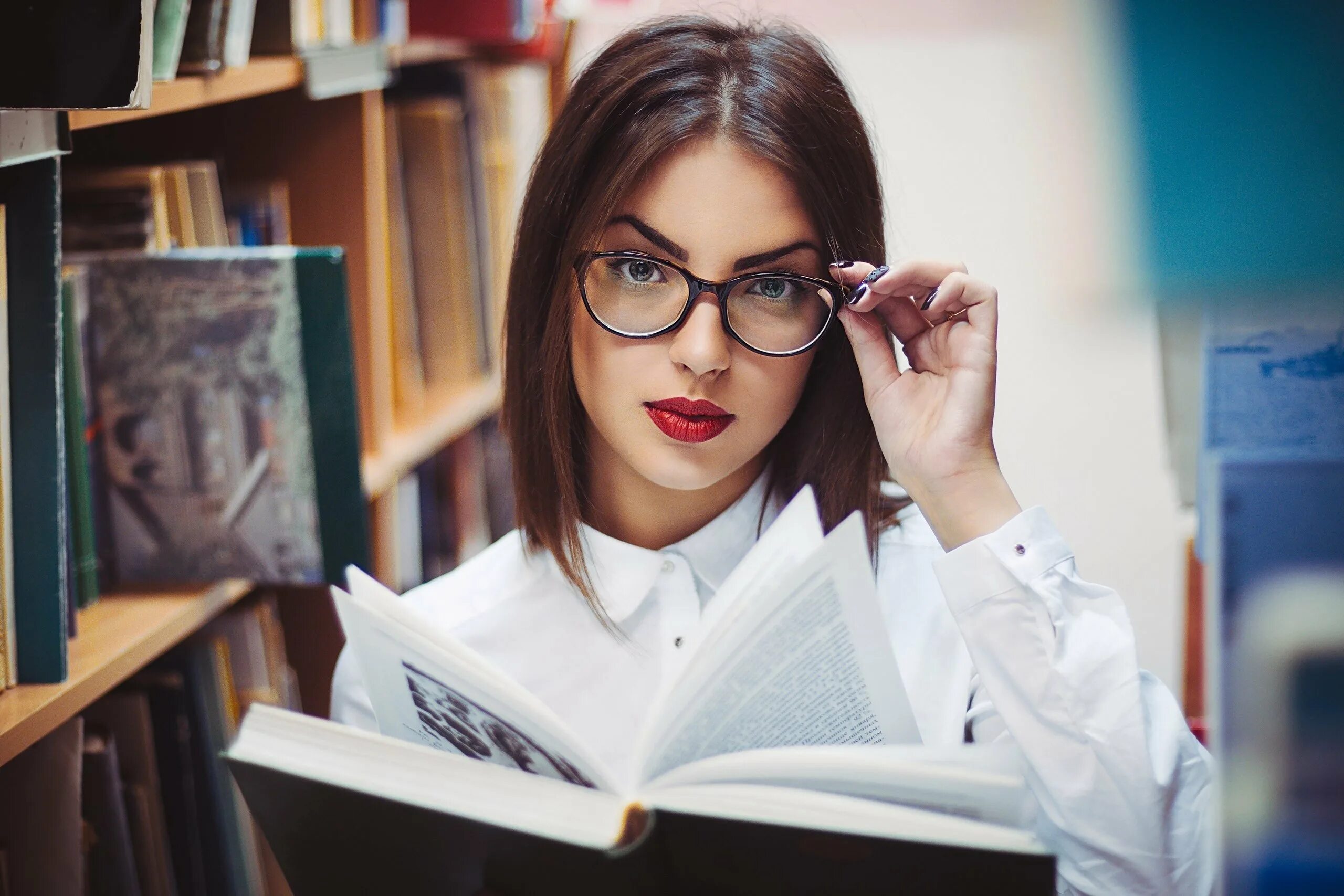 Девушка в очках. Умная девушка в очках. Девушка в очках с книгой. Красивые девушки в очках.