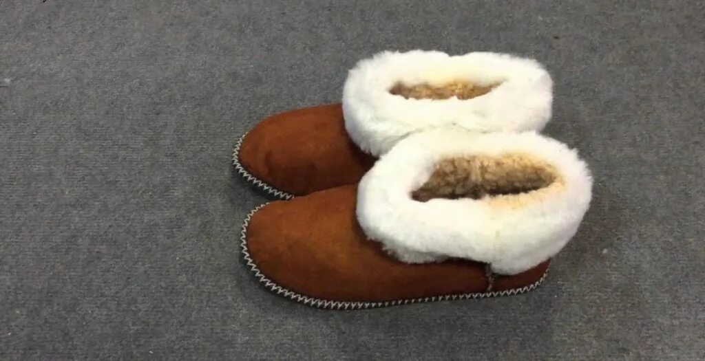 Сшить чуни из дубленки своими руками. Обувь из старых дубленок. Тапочки из старой дубленки. Тапочки из старой дубленки. Лекало тапочек сапожек.