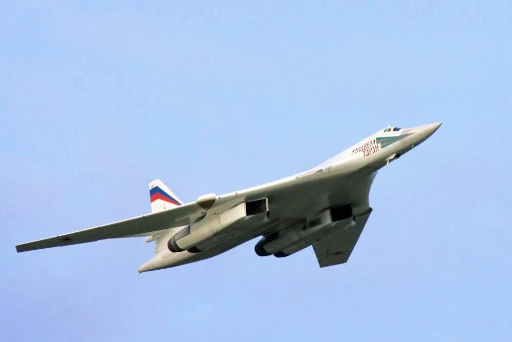 Ту-160 сверхзвуковой самолёт. Стратегический ракетоносец ту-160м. Ту-22м3 дальний бомбардировщик. Ту-160 белый лебедь. Дальние стратегические бомбардировщики.