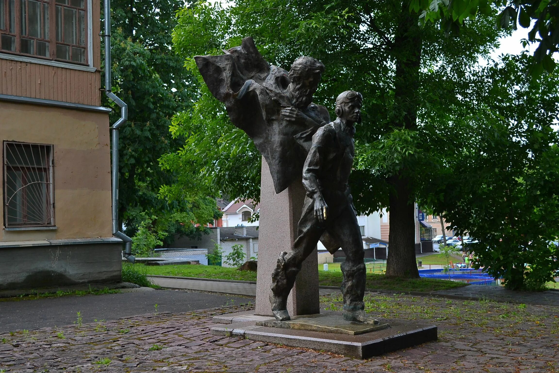 Памятник 2 писателям. Памятник два капитана в Пскове. Памятник героям Каверина два капитана Псков. Памятник двум капитанам Каверина.