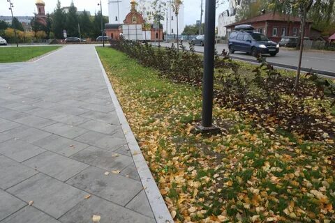 В сквере возле дома было так тихо
